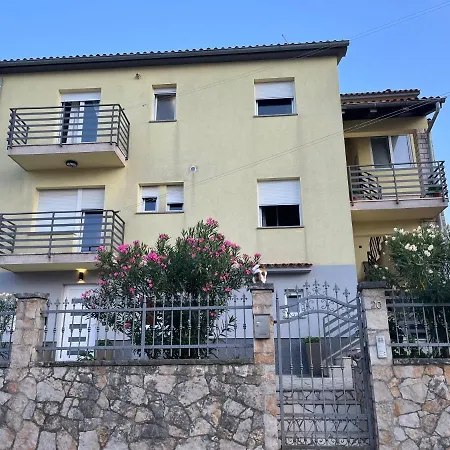 Apartment A & N With Free Private Parking *